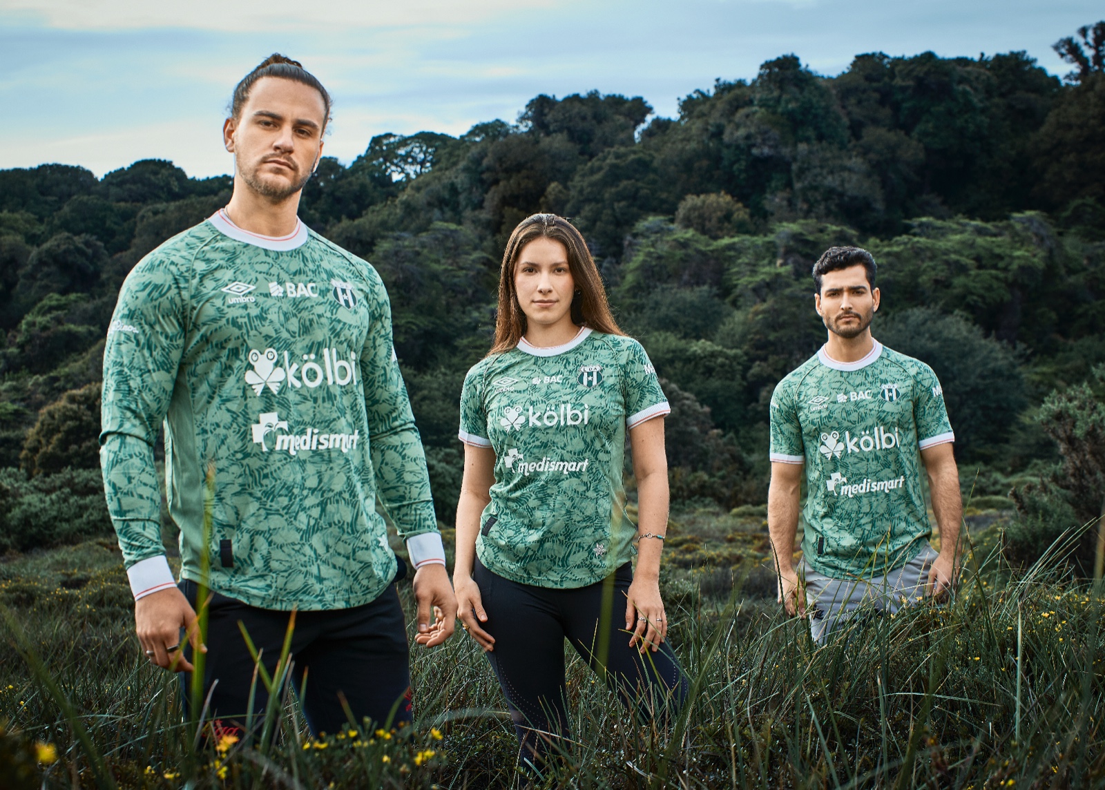 “Personas usando camisetas de fútbol frente a un paisaje natural — estilo urbano y deportivo.”